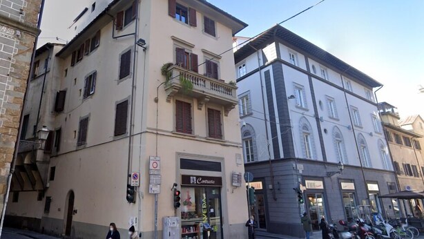 A street view with buildings, a pedestrian crossing, and a parked motorcycle. - B&B il vagello (Florence)