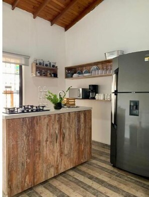 Kjøleskap, ovn og kokeplater