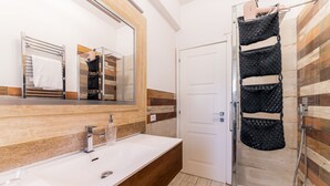 Design-lejlighed | Badeværelse | Bruser, brusehoved med spredningseffekt, hårtørrer, bidet