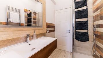 Design-Apartment | Badezimmer | Dusche, Regendusche, Haartrockner, Bidet