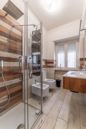 Design Apartment | Bathroom | Shower, rainfall showerhead, hair dryer, bidet - Casa Caterina (Rome)