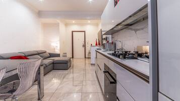 Design-Apartment | Eigene KĂŒche | GroĂer KĂŒhlschrank, Mikrowelle, Ofen, Herdplatte