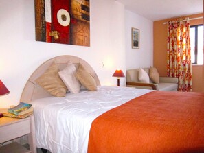 Iron/ironing board, WiFi, bed sheets