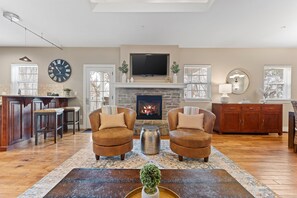 Una Smart TV, una chimenea