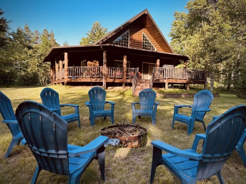 Cozy Log Cabin with fireplace, pool table, deck, and spacious kitchen! 