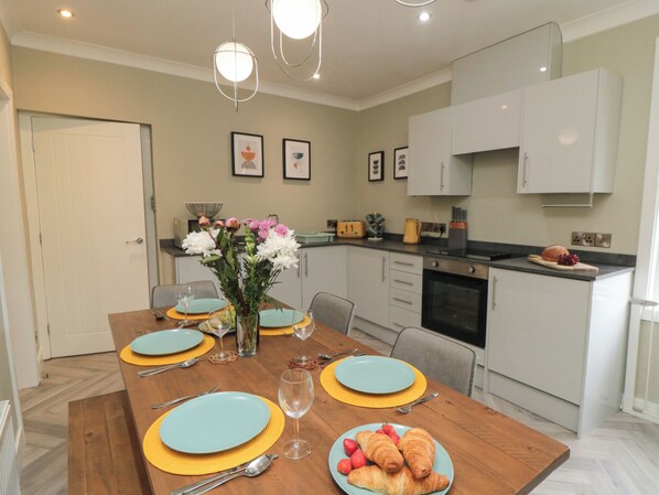 Cottage | Dining - Columbus View (Scarborough)