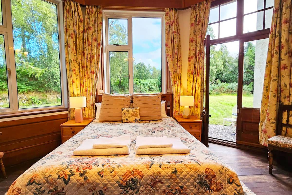 Comfort Room | Free WiFi, bed sheets