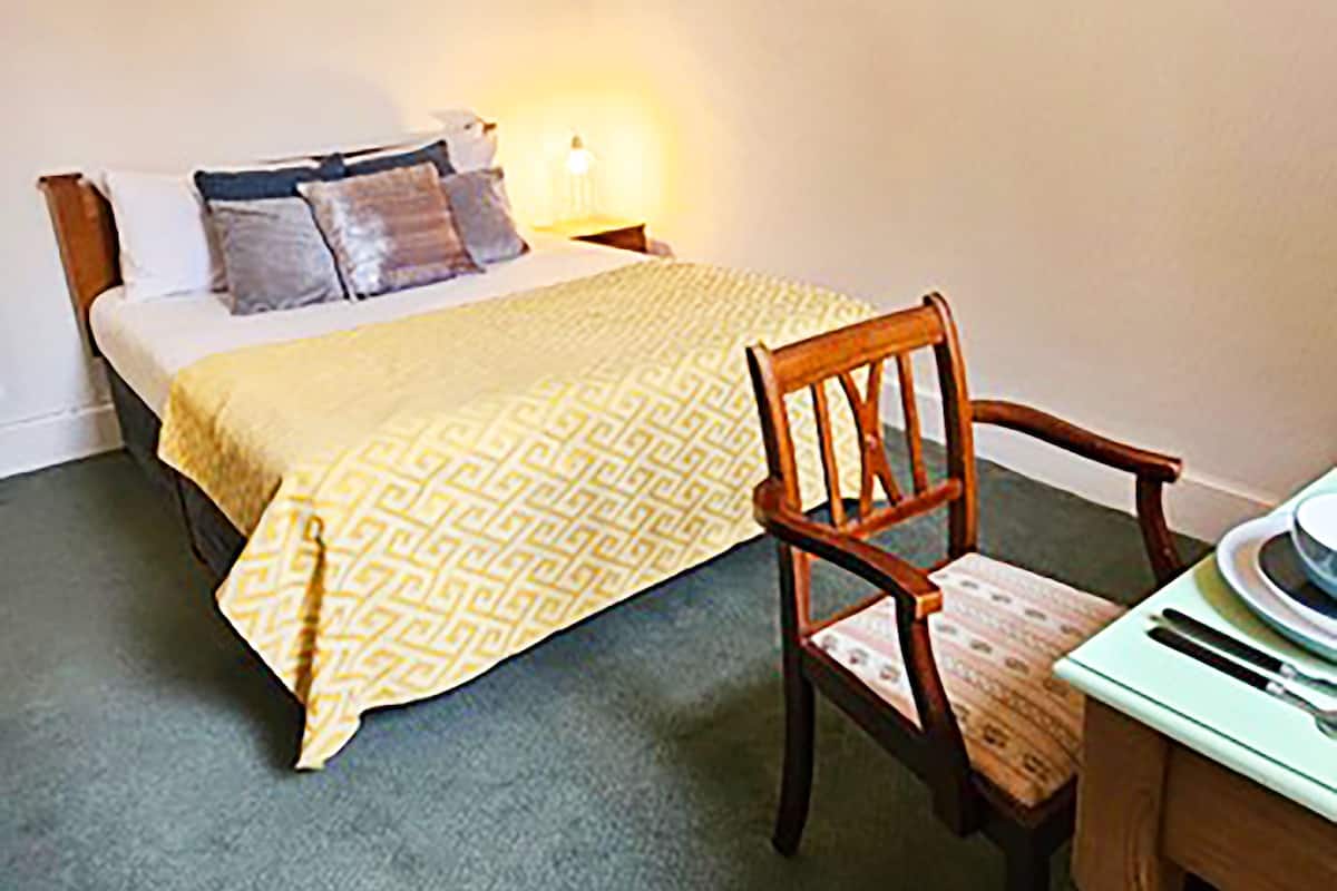 Comfort Room | Free WiFi, bed sheets