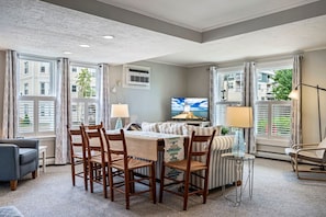 TV - Beautiful Inn, Lighthouse Landing. Sleeps 18-20 (Ogunquit)