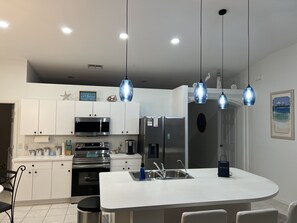 Køleskab, mikrobølgeovn, ovn, kogeplade