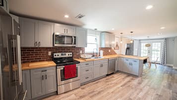 Een koelkast, een microgolfoven, een oven, een kookplaat