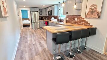 Réfrigérateur, four à micro-ondes, un four, surface de cuisson