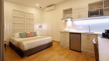 1 slaapkamer, een kluis op de kamer, een bureau