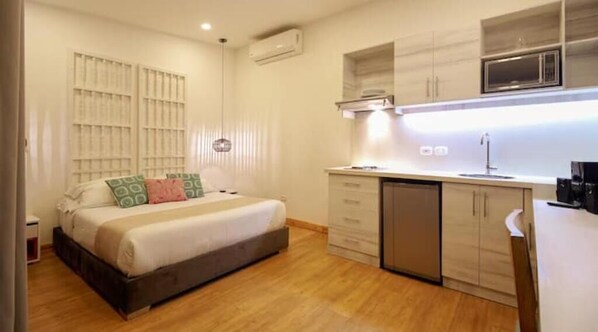 1 Schlafzimmer, Zimmersafe, Schreibtisch, Bügeleisen/Bügelbrett