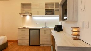 Kühlschrank, Mikrowelle, Wasserkocher mit Kaffee-/Teezubehör