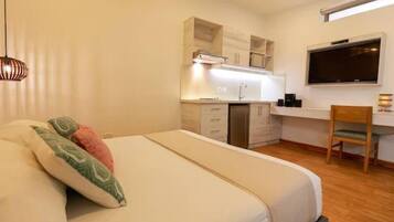 1 slaapkamer, een kluis op de kamer, een bureau