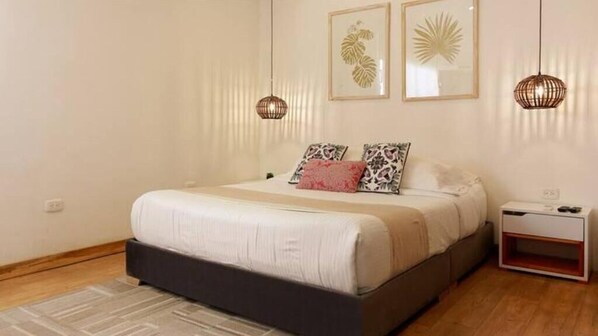 1 habitación, caja de seguridad en la habitación y escritorio