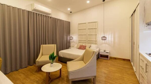 1 habitación, caja de seguridad en la habitación y escritorio 