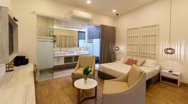 1 quarto, cofres nos quartos, escrivaninha