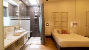 1 Schlafzimmer, Zimmersafe, Schreibtisch, Bügeleisen/Bügelbrett