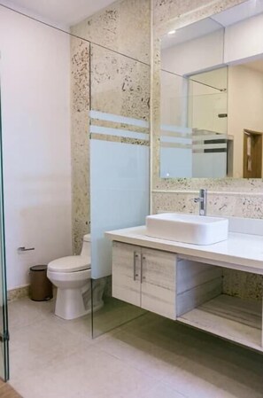 SĂšche-cheveux, serviettes fournies, savon, papier toilette