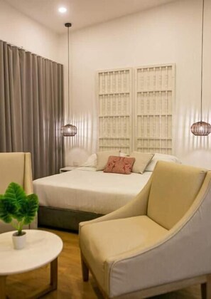 1 Schlafzimmer, Zimmersafe, Schreibtisch, Bügeleisen/Bügelbrett