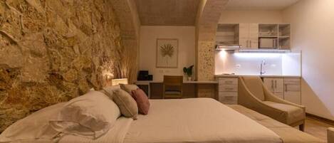 1 dormitorio, caja fuerte, escritorio y tabla de planchar con plancha