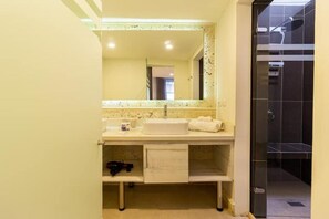 Douche, sĂšche-cheveux, serviettes fournies, savon