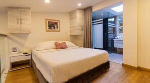 1 Schlafzimmer, Zimmersafe, Schreibtisch, Bügeleisen/Bügelbrett