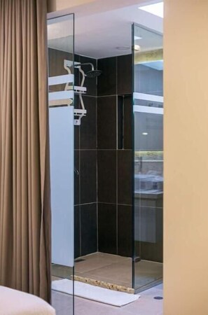 Dusche, Haartrockner, Handtücher, Seife