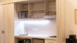 Refrigerador, microondas, cafetera y tetera y utensilios de cocina 