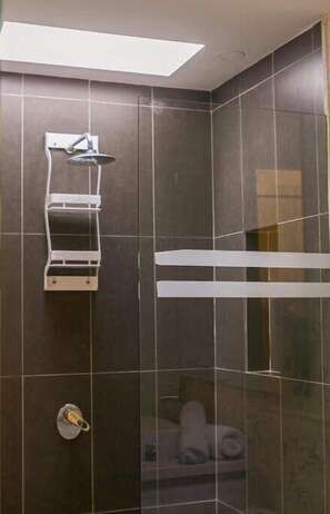 Dusche, Haartrockner, Handtücher, Seife
