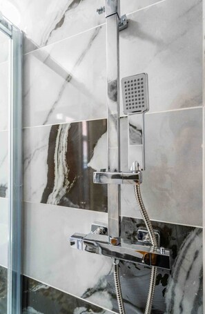 مجففات شعر، مناشف، صابون، ورق حمّام