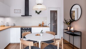 デラックス アパートメント | 専用キッチン | エスプレッソマシン、小型冷蔵庫、電子レンジ、コンロ