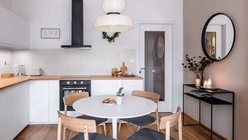 Deluxe Apartment | Private kitchen | Mini-fridge, microwave, stovetop, espresso maker