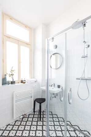 Apartment | Bathroom | Shower, free toiletries, hair dryer, towels
