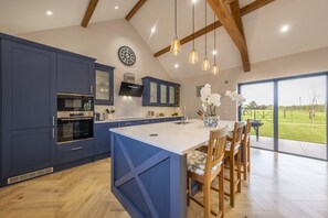 Kylskåp, mikrovågsugn, ugn och spishäll