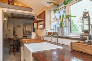 Een koelkast, een magnetron, een oven, een kookplaat