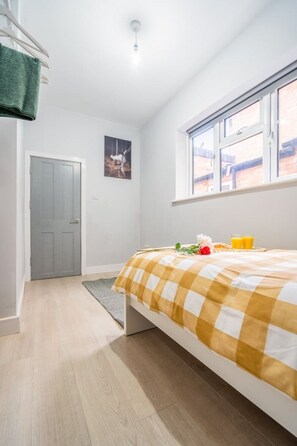 2 dormitorios, tabla de planchar con plancha, wifi y ropa de cama