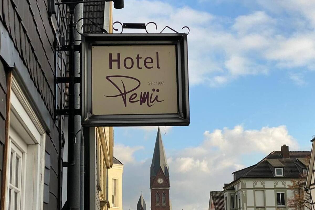 Placa de hotel com o nome 'Hotel Pemüi' e a data 'Seit 1807'.