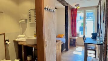 Basic Single Room | Hypo-allergenic bedding, desk, iron/ironing board, free WiFi