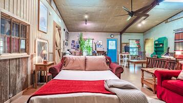 1 chambre, bureau, fer et planche à repasser, lit parapluie