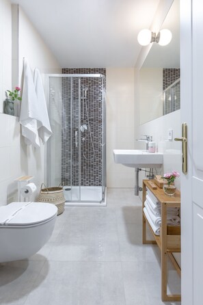 Dusche, kostenlose Toilettenartikel, Haartrockner, Handtücher