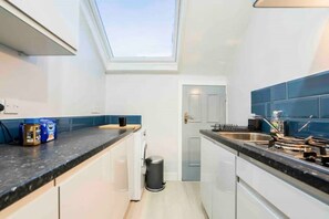 Een koelkast, een magnetron, een broodrooster