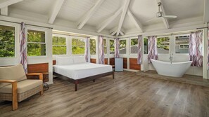 5 bedrooms, iron/ironing board, internet, bed sheets