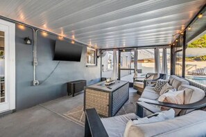 Smart TV - Spacious Pool Home I Beach Family Getaway (Largo)