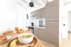 Frigorifero, microonde, forno, piano cottura