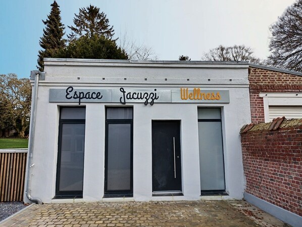 Um edifício com uma placa que diz 'Espace Jacuzzi Wellness'.