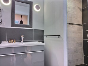 Apartamento de luna de miel | Baño | Artículos de higiene personal gratuitos, secador de pelo y zapatillas