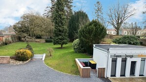 Ein Gebäude mit einer Beschilderung mit dem Aufdruck 'Espace Jacuzzi Wellness'.